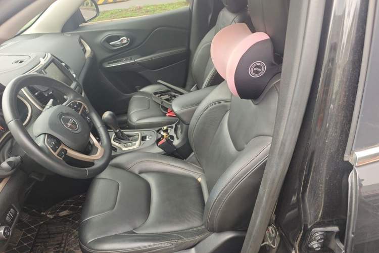Used Jeep Cherokee 2017 2.0L Superior Edition Left Front Seat