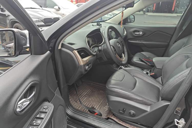 Used Jeep Cherokee 2017 2.4L Leading Smart Edition Left Front Seat