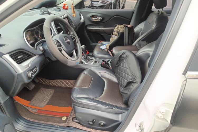 Used Jeep Cherokee 2017 2.0L Superior Edition Left Front Seat