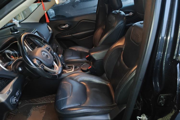 Used Jeep Cherokee 2017 2.0L Superior Edition Left Front Seat