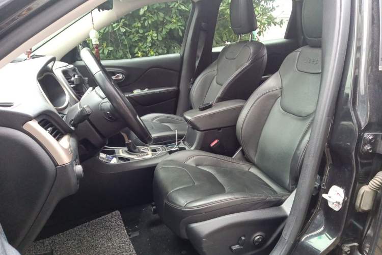 Used Jeep Cherokee 2017 2.0L Superior Edition Left Front Seat