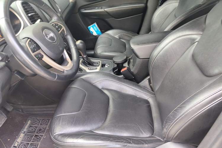 Used Jeep Cherokee 2017 2.0L Superior Edition Left Front Seat