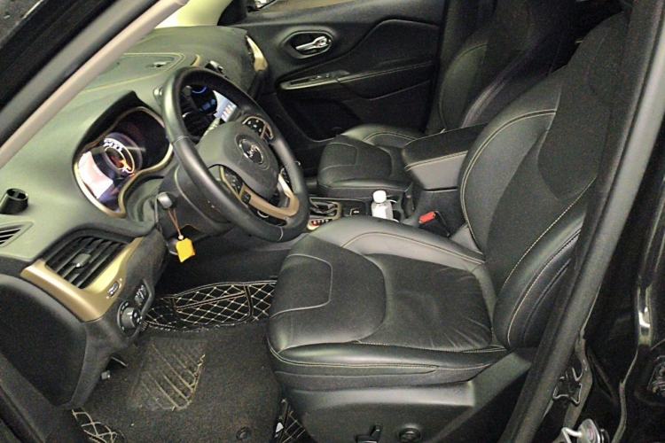 Used Jeep Cherokee 2017 2.0L Superior Edition Left Front Seat