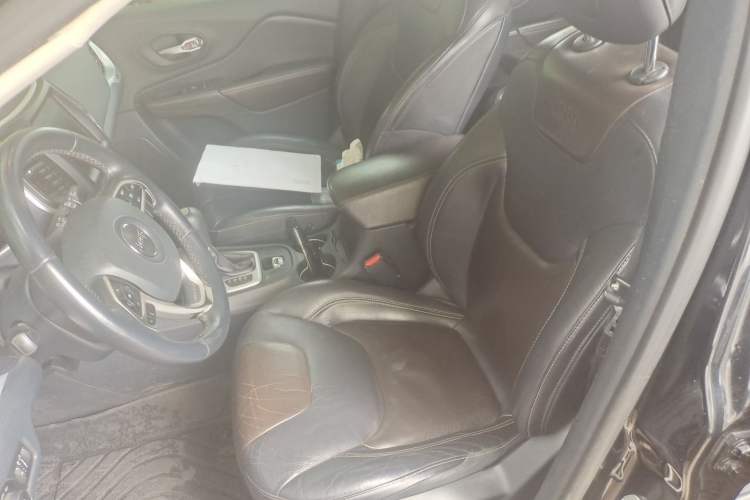 Used Jeep Cherokee 2017 2.0L Superior Edition Left Front Seat