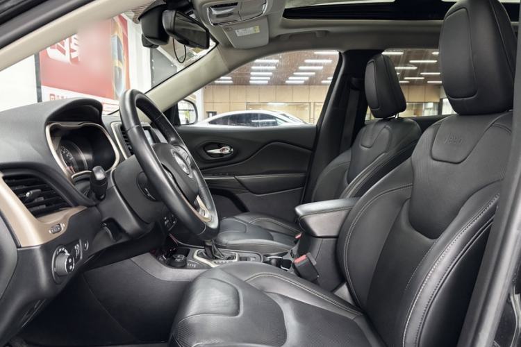 Used Jeep Cherokee 2017 2.4L Superior Edition Left Front Seat