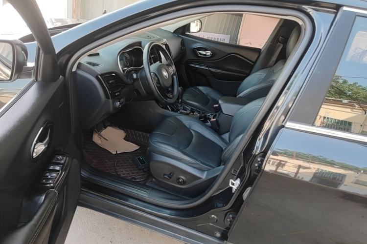 Used Jeep Cherokee 2017 2.0L Superior Edition Left Front Seat