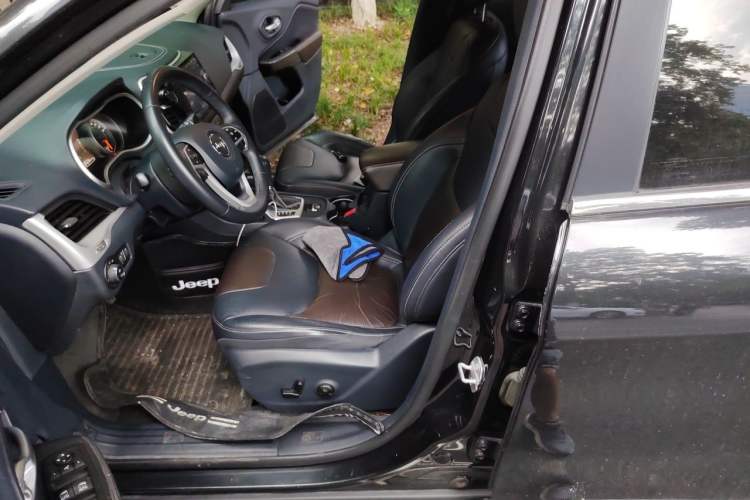 Used Jeep Cherokee 2017 2.4L Leading Edition Left Front Seat