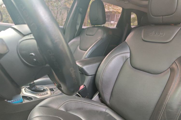 Used Jeep Cherokee 2017 2.0L Superior Edition Left Front Seat