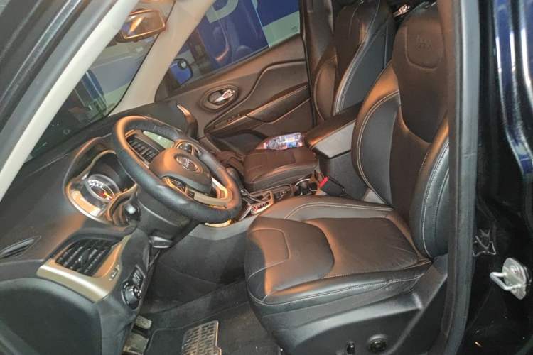 Used Jeep Cherokee 2017 2.0L Superior Edition Left Front Seat
