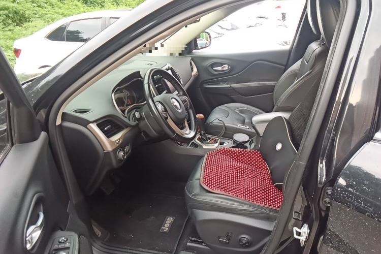 Used Jeep Cherokee 2017 2.0L Superior Edition Left Front Seat