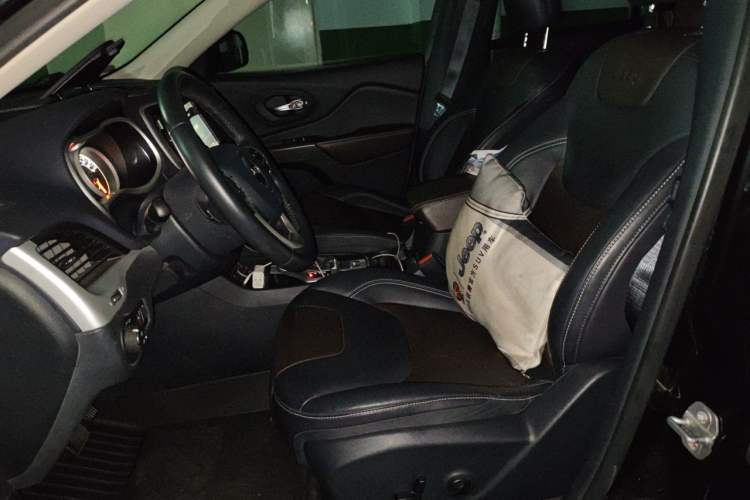 Used Jeep Cherokee 2017 2.0L Superior Edition Left Front Seat