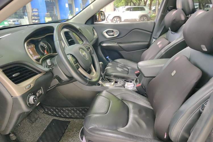 Used Jeep Cherokee 2017 2.0L Superior Edition Left Front Seat