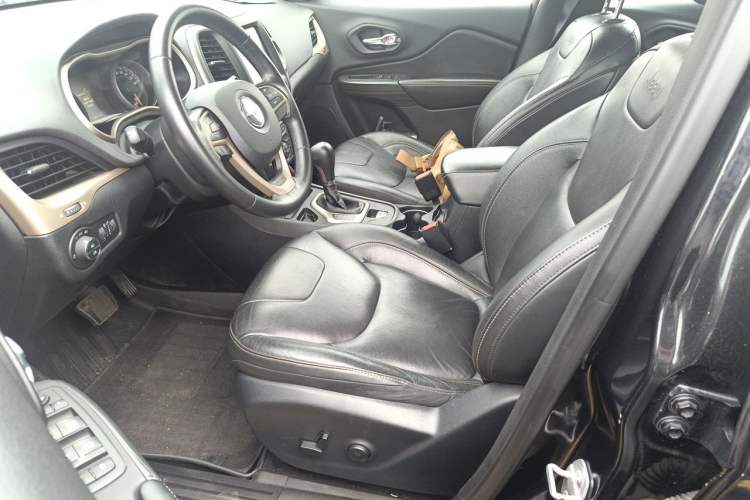 Used Jeep Cherokee 2017 2.0L Superior Edition Left Front Seat