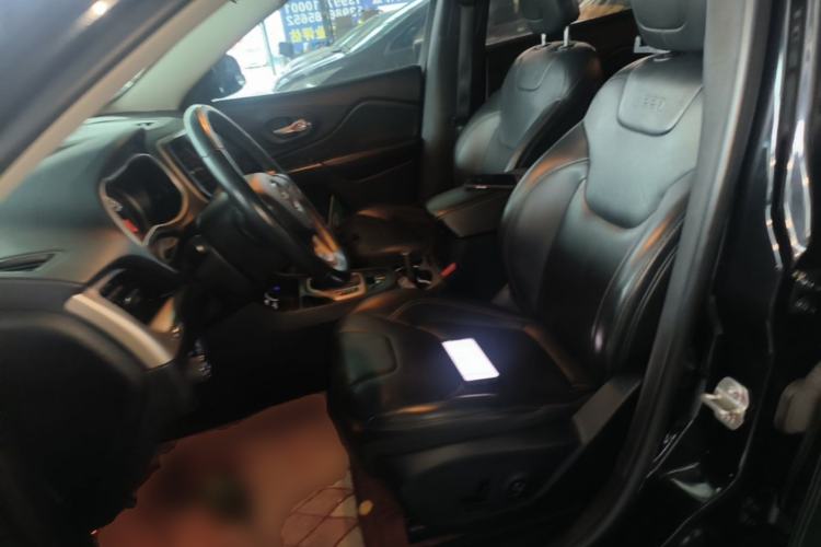 Used Jeep Cherokee 2017 2.0L Superior Edition Left Front Seat