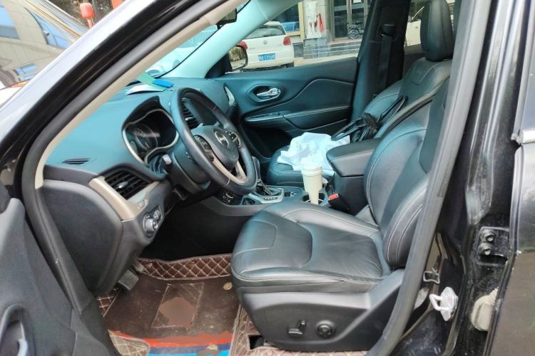 Used Jeep Cherokee 2017 2.0L Superior Edition Left Front Seat