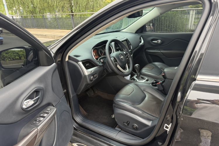Used Jeep Cherokee 2017 2.4L Leading Smart Edition Left Front Seat