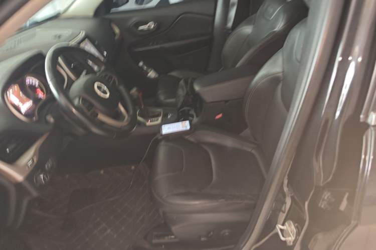 Used Jeep Cherokee 2017 2.0L Superior Edition Left Front Seat