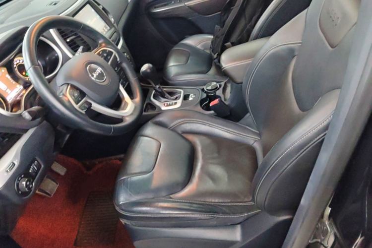 Used Jeep Cherokee 2017 2.0L Superior Edition Left Front Seat
