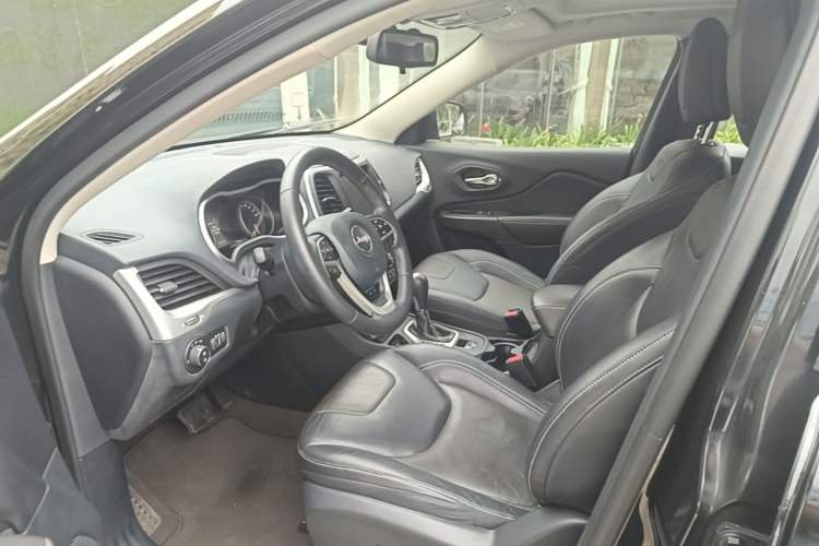 Used Jeep Cherokee 2017 2.0L Superior Edition Left Front Seat