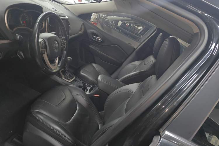 Used Jeep Cherokee 2017 2.0L Superior Edition Left Front Seat