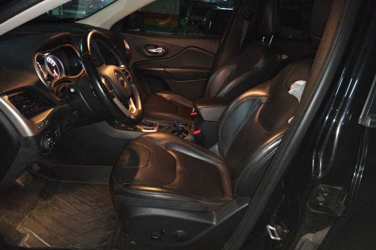 Used Jeep Cherokee 2017 2.4L Professional Edition Left Front Seat