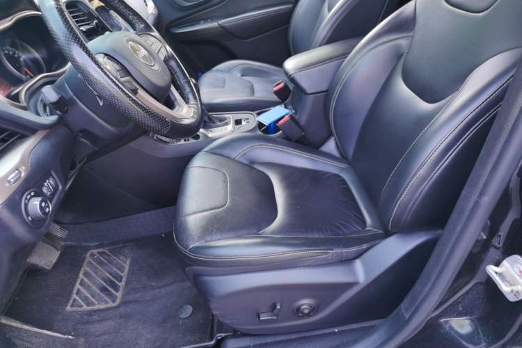 Used Jeep Cherokee 2017 2.0L Superior Edition Left Front Seat