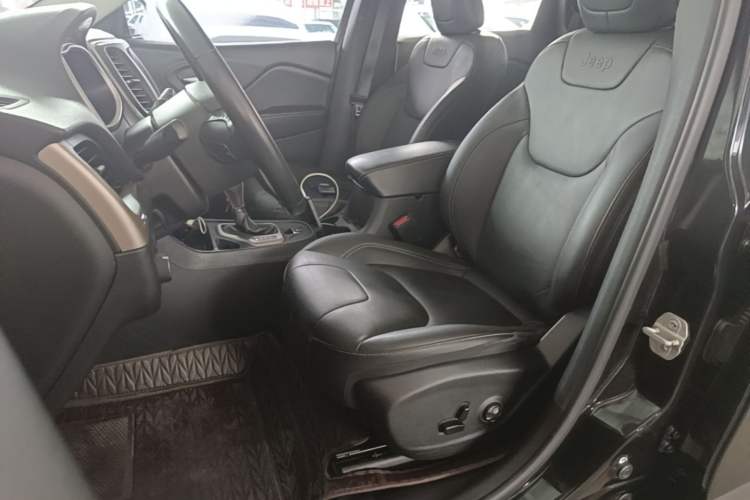 Used Jeep Cherokee 2017 2.0L Superior Edition Left Front Seat