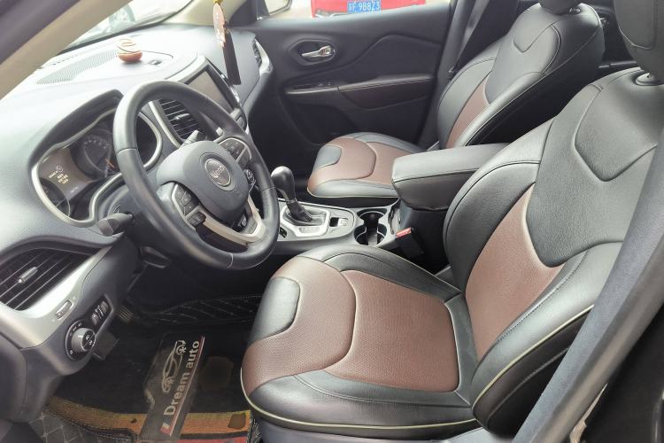Used Jeep Cherokee 2017 2.0L Superior Edition Left Front Seat