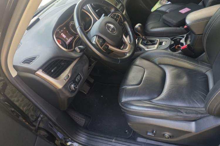 Used Jeep Cherokee 2017 2.0L Superior Edition Left Front Seat