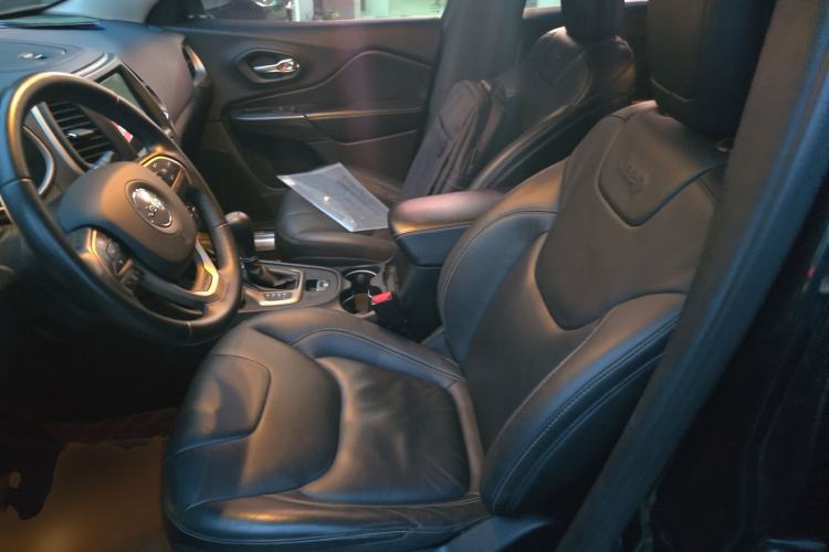 Used Jeep Cherokee 2017 2.0L Superior Edition Left Front Seat