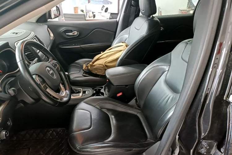 Used Jeep Cherokee 2017 2.4L Professional Edition Left Front Seat