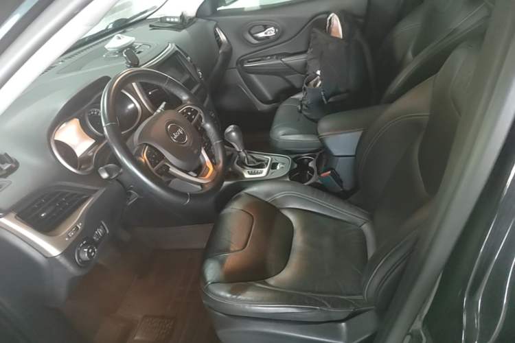 Used Jeep Cherokee 2017 2.0L Superior Edition Left Front Seat