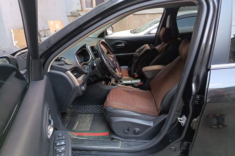 Used Jeep Cherokee 2017 2.0L Superior Edition Left Front Seat