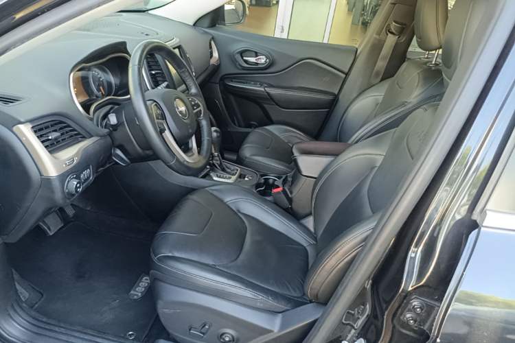Used Jeep Cherokee 2017 2.0L Superior Edition Left Front Seat