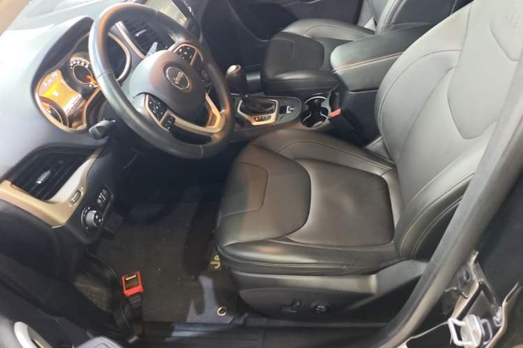 Used Jeep Cherokee 2017 2.0L Superior Edition Left Front Seat