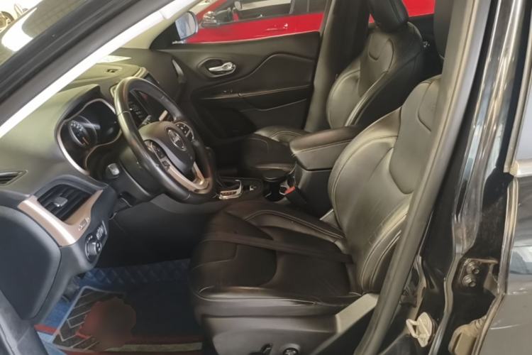 Used Jeep Cherokee 2017 2.0L Superior Edition Left Front Seat
