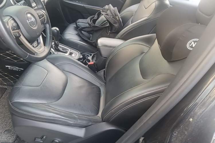 Used Jeep Cherokee 2017 2.0L Superior Edition Left Front Seat