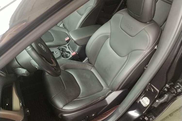 Used Jeep Cherokee 2017 2.0L Superior Edition Left Front Seat