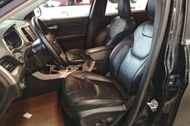 Used Jeep Cherokee 2017 2.0L Superior Edition Left Front Seat