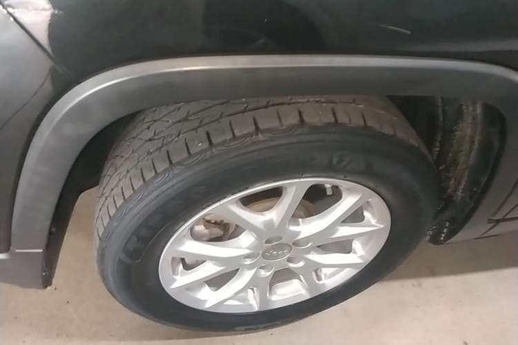 Used Jeep Cherokee 2017 2.0L Superior Edition Left Front Wheel Hub