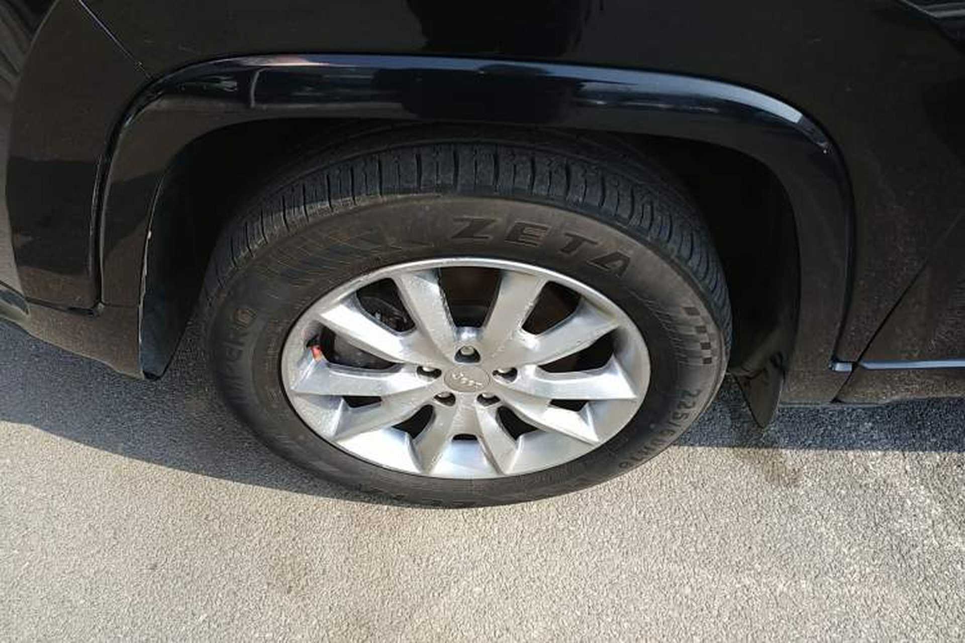 Used Jeep Cherokee 2017 2.4L Excellence Edition Left Front Wheel Hub