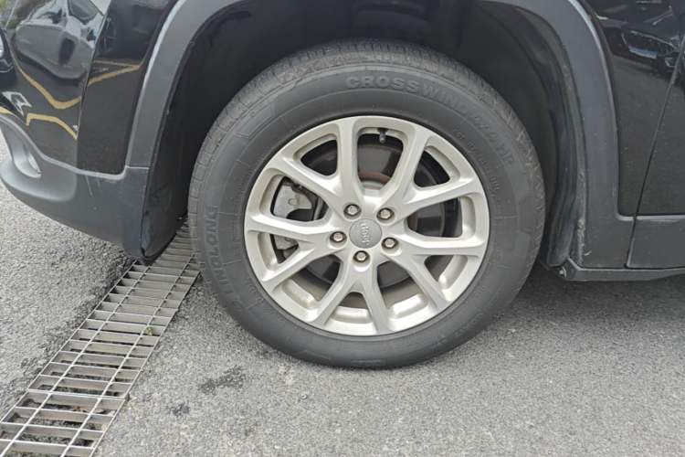 Used Jeep Cherokee 2017 2.4L Leading Smart Edition Left Front Wheel Hub