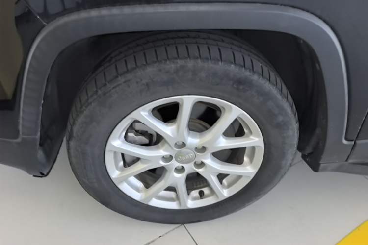 Used Jeep Cherokee 2017 2.0L Superior Edition Left Front Wheel Hub