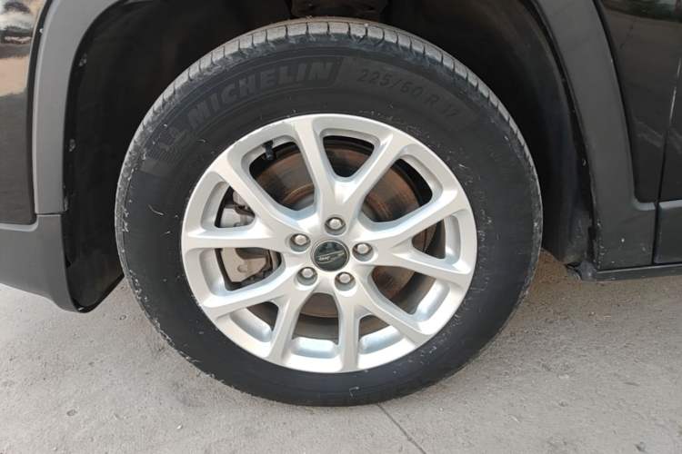 Used Jeep Cherokee 2017 2.0L Superior Edition Left Front Wheel Hub
