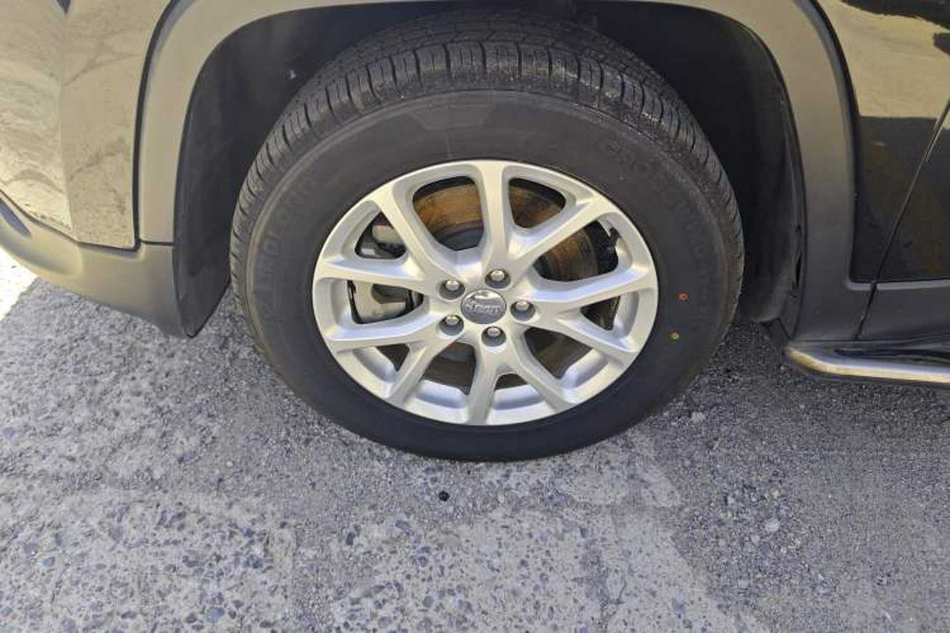 Used Jeep Cherokee 2017 2.0L Superior Edition Left Front Wheel Hub