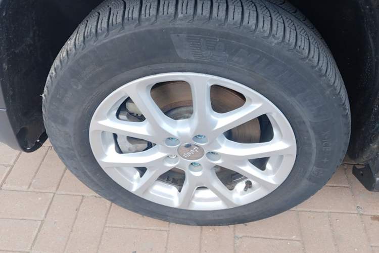 Used Jeep Cherokee 2017 2.0L Superior Edition Left Front Wheel Hub