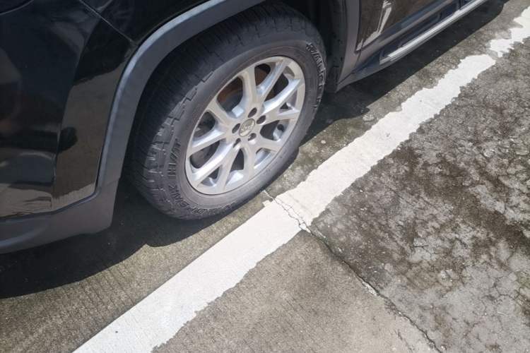Used Jeep Cherokee 2017 2.0L Superior Edition Left Front Wheel Hub