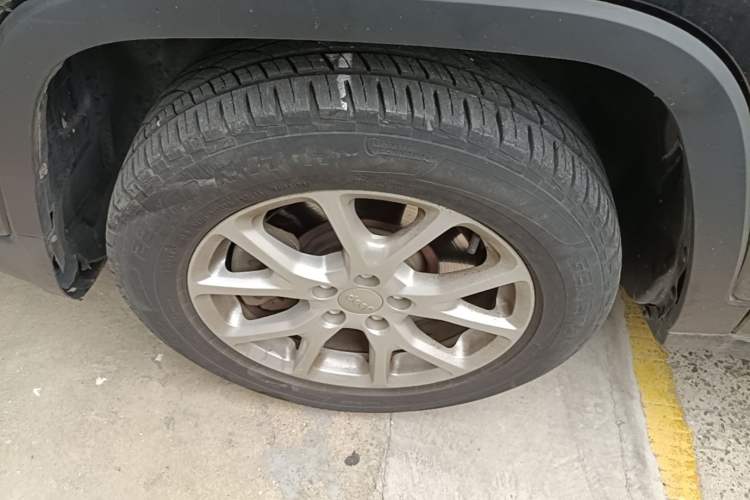 Used Jeep Cherokee 2017 2.4L Leading Smart Edition Left Front Wheel Hub