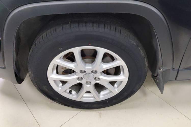 Used Jeep Cherokee 2017 2.0L Superior Edition Left Front Wheel Hub