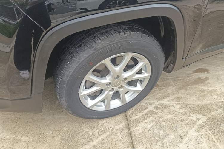 Used Jeep Cherokee 2017 2.0L Superior Edition Left Front Wheel Hub